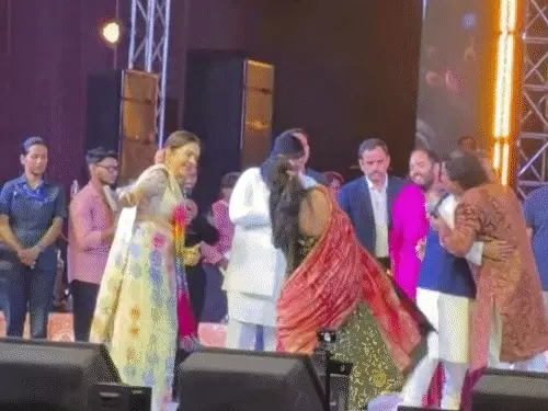 જામનગરમાં અંબાણી પરિવારની ગરબા રમઝટ:રિલાયન્સ ગ્રીન્સ ખાતે અનંત અંબાણી, રાધિકા મરચન્ટ અને નીતા અંબાણી ખેલૈયાઓ સાથે મન મૂકીને ગરબા રમ્યા