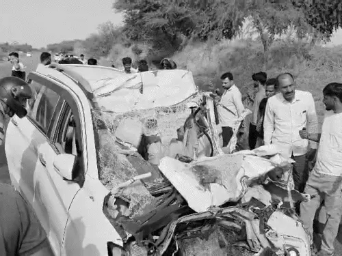 રાજસ્થાન- પુરપાટ ઝડપે કાર ટ્રકમાં ઘૂસી, 6નાં મોત:આમાંથી 5 એક જ પરિવારના હતા, મંદિર જઈ રહ્યા હતા