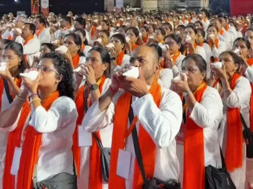 કુંભ પહેલાં નાસિકમાં શંખનાદનો વર્લ્ડ રેકોર્ડ બન્યો:517 લોકો સામેલ થયા, અગાઉનો રેકોર્ડ 303નો હતો