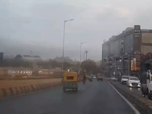 અમદાવાદમાં એસજી હાઈવે પર હળવો વરસાદ:દિવાળીના તહેવાર પહેલા બે દિવસ વરસાદી માહોલ જામશે, તાપમાનમાં બેથી ત્રણ ડિગ્રીનો ઘટાડો થશે